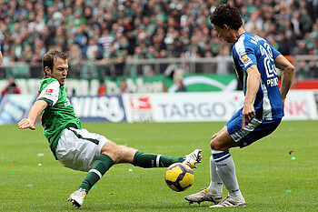 Daniel Jensen challenges Bochum's Romas Prokoph.