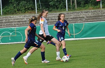 Anna Tobaben am Ball, wird von zwei Niederländerinnen verfolgt.