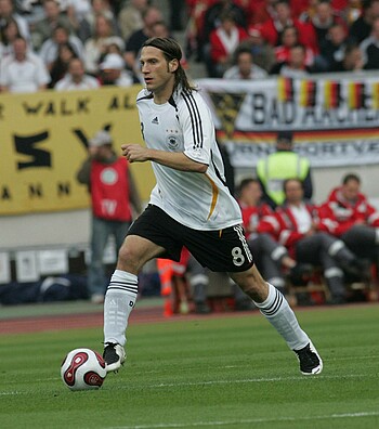 Torsten Frings bei der EM 2008 mit dem Ball am Fuß. 