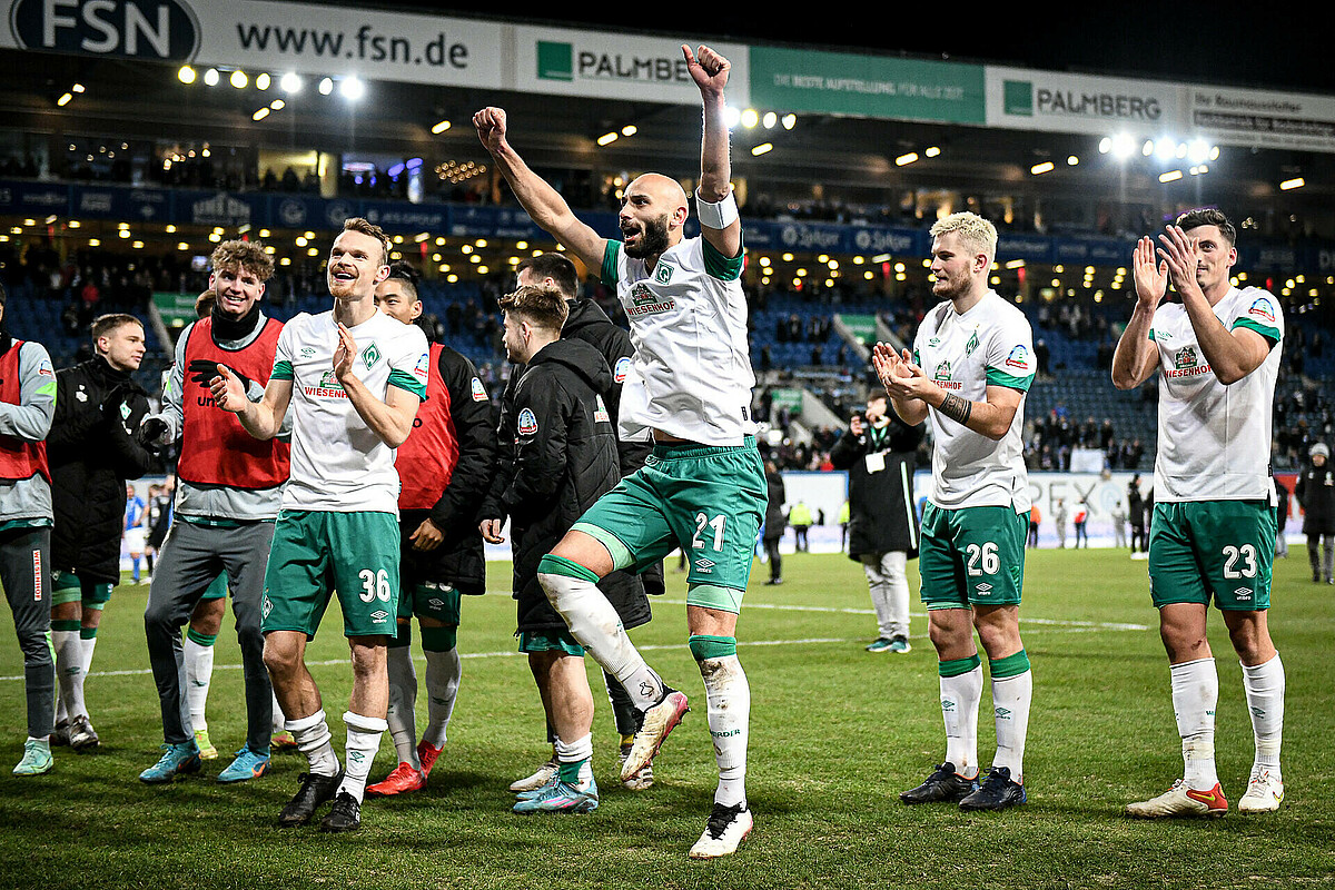 Ömer Toprak feiert ein Tor im Kreise der Werder-Mannschaft. 