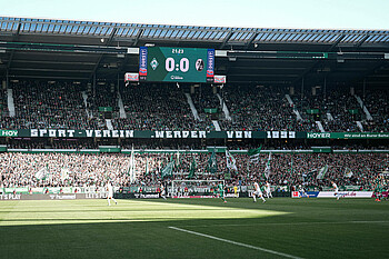 Das Weserstadion mit Blick auf die gefüllte Ostkurve