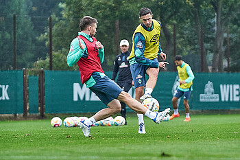 Marco Friedl schiesst, Mitchell Weiser springt dazwischen.