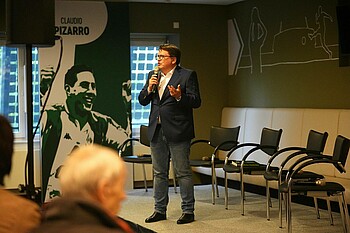 Hubertus Hess-Grunewald spricht, stehend ins Mikrofon