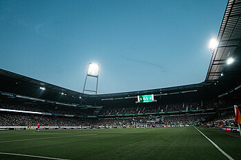 Ein Bild vom Weserstadion bei Flutlicht. 