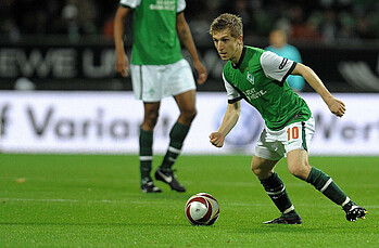 Marko Marin im Werder-Trikot mit Blick auf den Ball. 