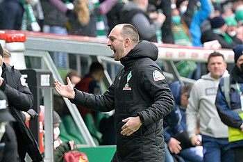 Werdertrainer Ole Werner jubelt an der Seitenlinie 