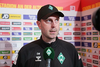 Ole Werner am WERDER.TV Mikrofon in der Mixed Zone von Union Berlin