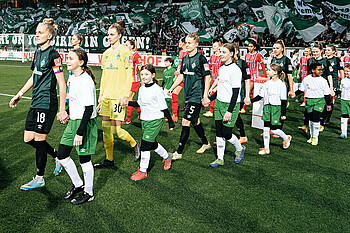 Werder-Team läuft gegen Freiburg im wohninvest WESERSTADION ein