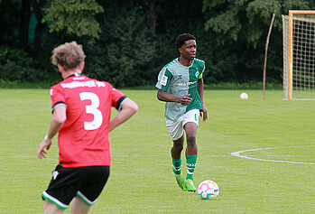 Wesley Adeh mit Ball am Fuß.