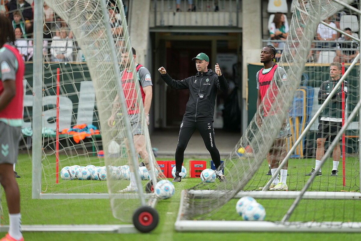 Cheftrainer Ole Werner dirigiert die Mannschaft im Trainingslager auf dem Platz