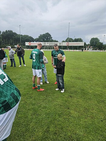 Aaron Hunt macht mit einem jungen Fan ein Foto. 