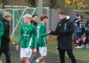 Markus Fila an der Seitenlinie mit seinen Spielern beim Spiel der U16-Junioren.