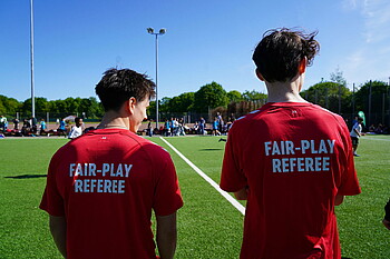 Fairplay-Referees besprechen sich.