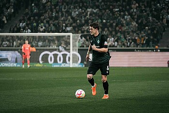 Jens Stage mit Ball am Fuß im Auswärtsspiel bei Borussia Mönchengladbach. 