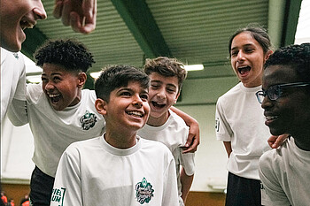 Kinder lachen bei einem Event der Community Champions League 