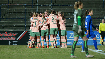 Die Werder-Frauen jubeln im Teamkreis.