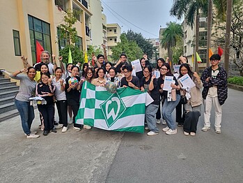 A group photo showing a Werder flag and ball.