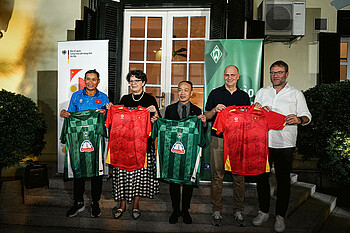 Die Verantwortlichen mit Vietnam und Werder-Trikots. 