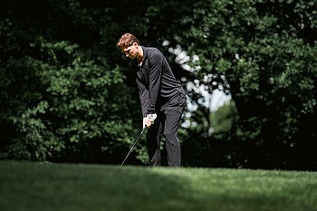 Niklas Stark beim Golfen