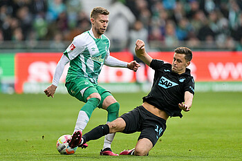 Mitchell Weiser tries to hold onto the ball