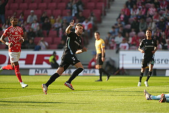 Marvin Ducksch dreht nach seinem Tor gegen Mainz jubelnd ab.