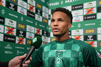 Felix Agu in der Mixed Zone nach dem Heimspiel gegen den SC Freiburg am WERDER.TV Mikrofon