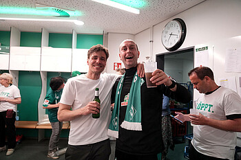 Clemens Fritz und Ole Werner feiern den Werder-Aufstieg in der Kabine. 