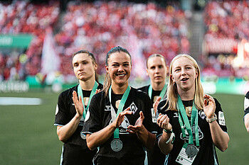 Werder's women's team with silver medals on.