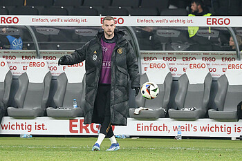 Ducksch standing on the pitch in a winter jacket..