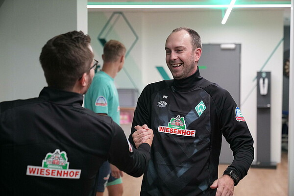 Cheftrainer Ole Werner begrüßt seinen Kollegen aus dem Betreuerstab.