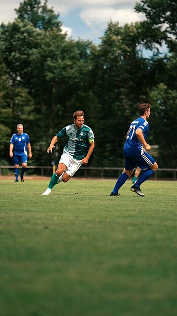 Philipp Bargfrede im Einsatz für die WERDER Legenden gegen Brinkum.