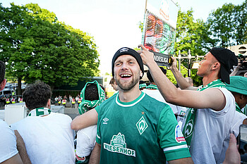 Niclas Füllkrug feiert mit Werder den Aufstieg.