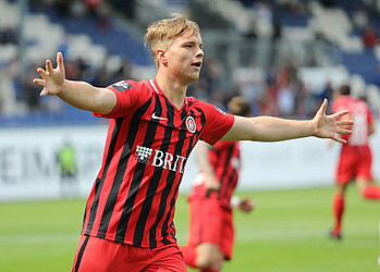 Niklas Schmidt im Trikot von SV Wehen Wiesbaden.