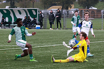 Ein Werder-Spieler schießt auf das Tor, der Torwart hält den Ball.