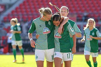 Lina Hausicke und Amira Dahl jubeln.