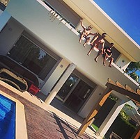 Maxi Eggestein, Lukas Fröde und Levent Aycicek entspannen in diesen Tagen mit Freunden auf Ibiza (Foto: Instagram/leventaycicek10).