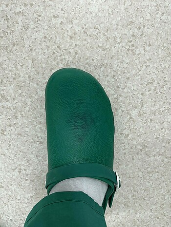 Maximilian Massalme trägt OP-Schuhe auf denen eine Raute gemalt wurde. 