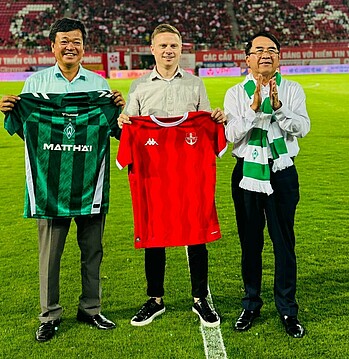 Dominik Kupilas steht mit Vertretern des Haiphong FC zusammen