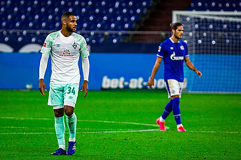 Werder-Spieler Jean-Manuel Mbom beim Bundesliga-Debüt gegen den FC Schalke 04.