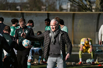 Thomas Wolter klatscht die Spieler der U19 ab.