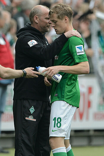 Felix Kroos und Thomas Schaaf umarmen sich.
