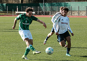 U19-Spieler beim Abschluss.