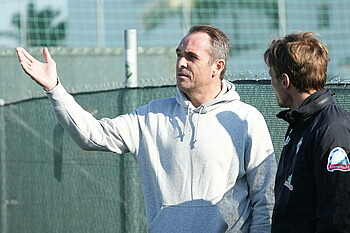 Andreas Reinke und Clemens Fritz schauen gemeinsam das Training der Grün-Weißen.