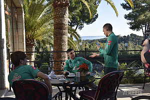 Ein kurzer Plausch mit den Teamkollegen: Auf der Terrasse mit einem atemberaubenden Blick über die Bucht von Palma lässt es sich zwischen den Trainingseinheiten für einen Kaffee und Regeneration gut aushalten.