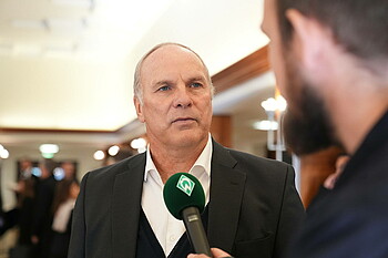 Oliver Reck auf der Trauerfeier von Dieter Burdenski am WERDER.TV Mikrofon