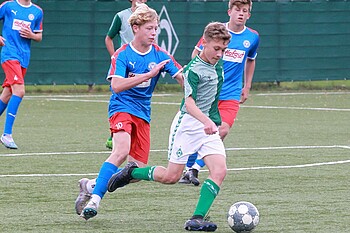 Spieler von Werder U15 am Ball mit Gegenspieler hinter sich