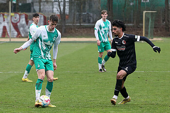 Ein Werder-Spieler mit dem Ball am Fuß, der Gegenspieler läuft auf ihn zu.