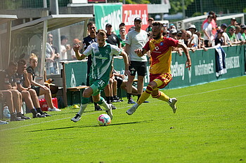 Christian Groß im Zweikampf beim Testspiel gegen Karlsruhe.