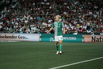 Leon Opitz im Werder-Trikot auf dem Platz. 