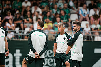 Horst Steffen mit seinem Trainerteam auf dem Platz im Zillertal